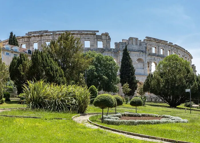 Mit Balkon- Fuer Fuenf Personen By Interhome Pula