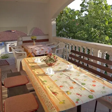 Appartamento Mit Balkon- Fuer Fuenf Personen By Interhome