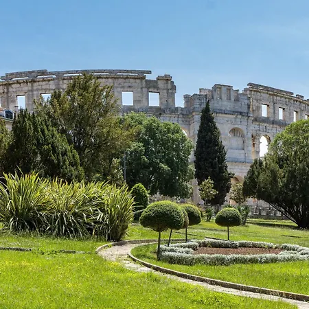 Mit Balkon- Fuer Fuenf Personen By Interhome Pola