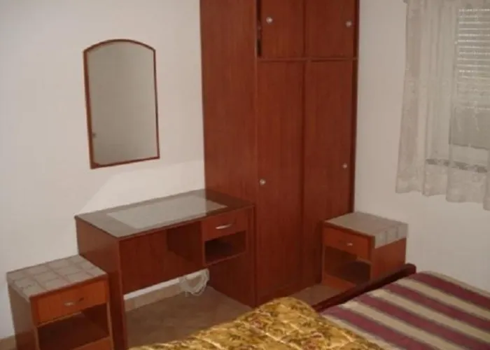 Apartment Mit Balkon- Fuer Fuenf Personen By Interhome Pula